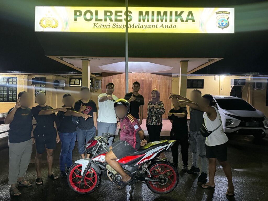 Pelaku (di atas motor) berhasil diamankan Tim Babat Polres Mimika. (Foto: Humas Polres Mimika)