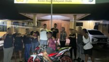 Pelaku (di atas motor) berhasil diamankan Tim Babat Polres Mimika. (Foto: Humas Polres Mimika)