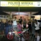 Pelaku (di atas motor) berhasil diamankan Tim Babat Polres Mimika. (Foto: Humas Polres Mimika)