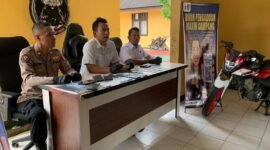 Kasi Humas Polres Mimika, Iptu Hempy Ona (kiri), Kasat Reskrim Polres Mimika, AKP Ibnu Rudihartono (tengah), dan Penyidik Sat Reskrim Polres Mimika (kanan) dalam konferensi pers yang digelar di Kantor Satuan Reserse Kriminal, Mapolres Mimika, Jalan Agimuga Mile 32, Mimika, Papua Tengah, Jumat (20/3/2026). (Foto: Galeri Papua/Ahmad)