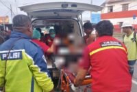 Petugas mengevakuasi jenazah korban kecelakaan tunggal di Jalan Ahmad Yani, Timika, Kabupaten Mimika, Minggu (22/3/2026) pagi. (Foto: Humas Polres Mimika)