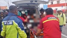 Petugas mengevakuasi jenazah korban kecelakaan tunggal di Jalan Ahmad Yani, Timika, Kabupaten Mimika, Minggu (22/3/2026) pagi. (Foto: Humas Polres Mimika)