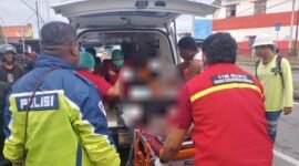 Petugas mengevakuasi jenazah korban kecelakaan tunggal di Jalan Ahmad Yani, Timika, Kabupaten Mimika, Minggu (22/3/2026) pagi. (Foto: Humas Polres Mimika)