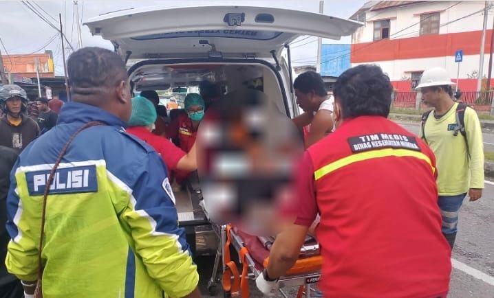 Petugas mengevakuasi jenazah korban kecelakaan tunggal di Jalan Ahmad Yani, Timika, Kabupaten Mimika, Minggu (22/3/2026) pagi. (Foto: Humas Polres Mimika)