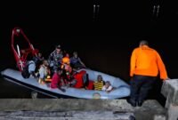 Para penumpang berhasil dievakuasi oleh Tim SAR. (Foto: SAR Timika)