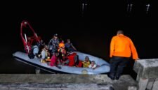 Para penumpang berhasil dievakuasi oleh Tim SAR. (Foto: SAR Timika)