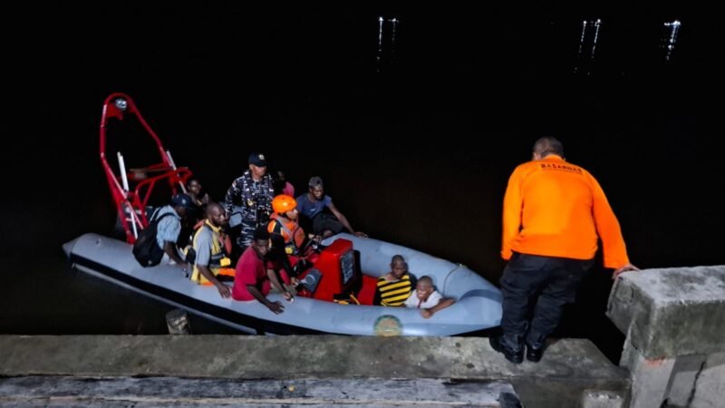 Para penumpang berhasil dievakuasi oleh Tim SAR. (Foto: SAR Timika)