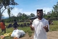 Intan Gwijangge, seorang hamba Tuhan muda asal Nduga sekaligus pemerhati kemanusiaan, mendatangi warga pengungsi di Muliama, Kabupaten Jayawijaya, Papua Pegunungan. (Foto: Tangkapan layar video)