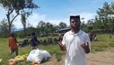 Intan Gwijangge, seorang hamba Tuhan muda asal Nduga sekaligus pemerhati kemanusiaan, mendatangi warga pengungsi di Muliama, Kabupaten Jayawijaya, Papua Pegunungan. (Foto: Tangkapan layar video)