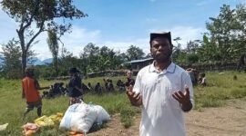 Intan Gwijangge, seorang hamba Tuhan muda asal Nduga sekaligus pemerhati kemanusiaan, mendatangi warga pengungsi di Muliama, Kabupaten Jayawijaya, Papua Pegunungan. (Foto: Tangkapan layar video)