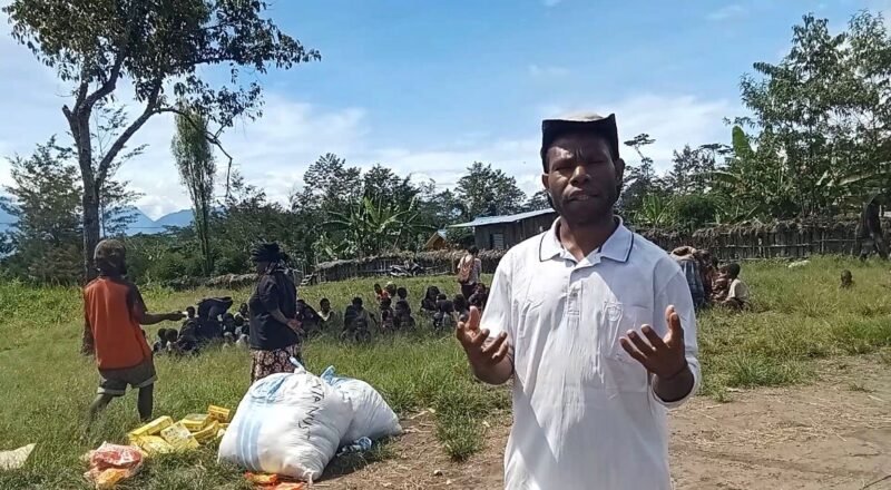Intan Gwijangge, seorang hamba Tuhan muda asal Nduga sekaligus pemerhati kemanusiaan, mendatangi warga pengungsi di Muliama, Kabupaten Jayawijaya, Papua Pegunungan. (Foto: Tangkapan layar video)