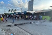 Situasi pemalangan jalan di Jalan Ahmad Yani menuju Jalan Leo Mamiri, kawasan pertigaan Gorong-gorong, Selasa (24/3/2026). (Foto: Galeri Papua/Kevin Kurni)