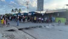 Situasi pemalangan jalan di Jalan Ahmad Yani menuju Jalan Leo Mamiri, kawasan pertigaan Gorong-gorong, Selasa (24/3/2026). (Foto: Galeri Papua/Kevin Kurni)