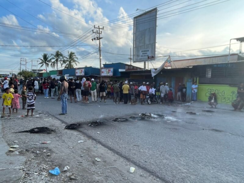 Situasi pemalangan jalan di Jalan Ahmad Yani menuju Jalan Leo Mamiri, kawasan pertigaan Gorong-gorong, Selasa (24/3/2026). (Foto: Galeri Papua/Kevin Kurni)