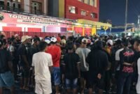 Para pendulang berkumpul sesaat sebelum membubarkan diri dari lokasi pemalangan di Jalan Ahmad Yani - Jalan Leo Mamiri, Selasa (24/3/2026) malam. (Foto: Galeri Papua/Ahmad)