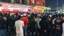 Para pendulang berkumpul sesaat sebelum membubarkan diri dari lokasi pemalangan di Jalan Ahmad Yani - Jalan Leo Mamiri, Selasa (24/3/2026) malam. (Foto: Galeri Papua/Ahmad)