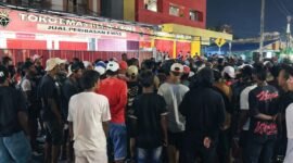 Para pendulang berkumpul sesaat sebelum membubarkan diri dari lokasi pemalangan di Jalan Ahmad Yani - Jalan Leo Mamiri, Selasa (24/3/2026) malam. (Foto: Galeri Papua/Ahmad)