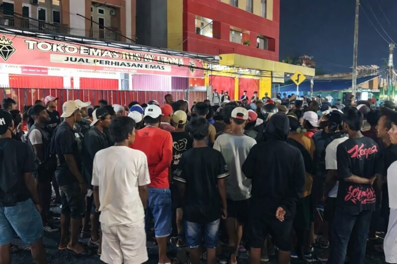 Para pendulang berkumpul sesaat sebelum membubarkan diri dari lokasi pemalangan di Jalan Ahmad Yani - Jalan Leo Mamiri, Selasa (24/3/2026) malam. (Foto: Galeri Papua/Ahmad)