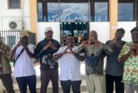Plt Kepala Dinas Koperasi dan UMKM Mimika, Samuel Yogi, bersama jajaran Lemasko. (Foto: Galeri Papua/Kevin Kurni)

