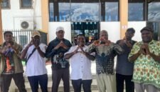 Plt Kepala Dinas Koperasi dan UMKM Mimika, Samuel Yogi, bersama jajaran Lemasko. (Foto: Galeri Papua/Kevin Kurni)