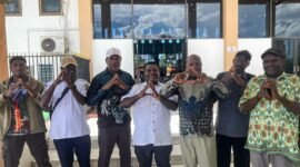 Plt Kepala Dinas Koperasi dan UMKM Mimika, Samuel Yogi, bersama jajaran Lemasko. (Foto: Galeri Papua/Kevin Kurni)
