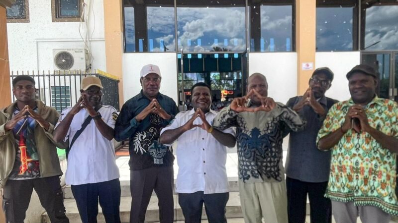 Plt Kepala Dinas Koperasi dan UMKM Mimika, Samuel Yogi, bersama jajaran Lemasko. (Foto: Galeri Papua/Kevin Kurni)
