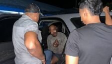 Polisi mengamankan tersangka jaringan amunisi ilegal di Jayapura, Papua. (Foto: Satgas Humas Operasi Damai Cartenz)