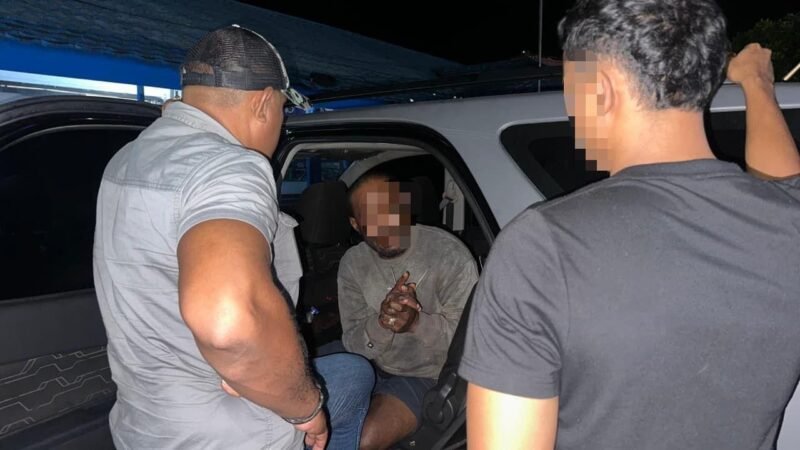 Polisi mengamankan tersangka jaringan amunisi ilegal di Jayapura, Papua. (Foto: Satgas Humas Operasi Damai Cartenz)