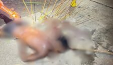 Seorang pria ditemukan dalam kondisi mengenaskan dengan sejumlah anak panah tertancap di tubuhnya di Distrik Kwamki Narama, Mimika, Papua Tengah, pada Minggu (29/3/2026) dini hari. (Foto: Istimewa)