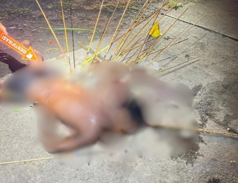 Seorang pria ditemukan dalam kondisi mengenaskan dengan sejumlah anak panah tertancap di tubuhnya di Distrik Kwamki Narama, Mimika, Papua Tengah, pada Minggu (29/3/2026) dini hari. (Foto: Istimewa)