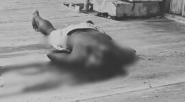 Seorang pria ditemukan tewas dengan luka bacok parah di depan sebuah ruko di Jalan WR Soepratman, Minggu (29/3/2026) siang. (Foto: Istimewa)