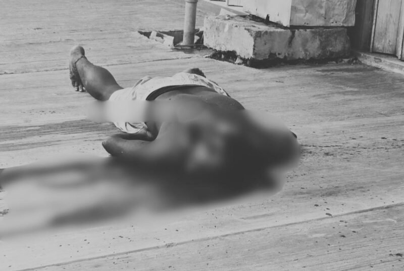 Seorang pria ditemukan tewas dengan luka bacok parah di depan sebuah ruko di Jalan WR Soepratman, Minggu (29/3/2026) siang. (Foto: Istimewa)