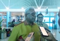 Bupati Mimika, Johannes Retob, diwawancarai awak media di Bandara Mozes Kilangin, Timika. (Foto: Galeri Papua/Kevin Kurni)