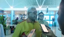 Bupati Mimika, Johannes Retob, diwawancarai awak media di Bandara Mozes Kilangin, Timika. (Foto: Galeri Papua/Kevin Kurni)