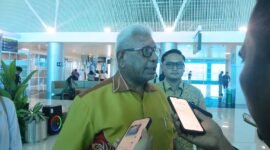 Bupati Mimika, Johannes Retob, diwawancarai awak media di Bandara Mozes Kilangin, Timika. (Foto: Galeri Papua/Kevin Kurni)