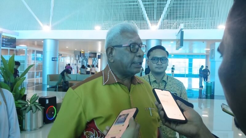Bupati Mimika, Johannes Retob, diwawancarai awak media di Bandara Mozes Kilangin, Timika. (Foto: Galeri Papua/Kevin Kurni)