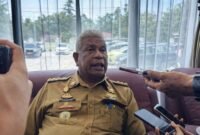 Bupati Mimika, Johannes Rettob, diwawancarai awak media usai membuka Kegiatan Musrembang RKPD Kabupaten Mimika Tahun 2026 di Kantor Bappeda Mimika, Jl. Mayon, Timika, Papua Tengah. (Foto: Galeri Papua/Kevin Kurni)