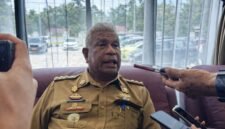 Bupati Mimika, Johannes Rettob, diwawancarai awak media usai membuka Kegiatan Musrembang RKPD Kabupaten Mimika Tahun 2026 di Kantor Bappeda Mimika, Jl. Mayon, Timika, Papua Tengah. (Foto: Galeri Papua/Kevin Kurni)