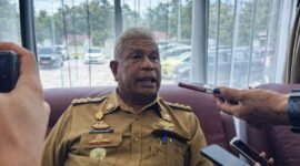 Bupati Mimika, Johannes Rettob, diwawancarai awak media usai membuka Kegiatan Musrembang RKPD Kabupaten Mimika Tahun 2026 di Kantor Bappeda Mimika, Jl. Mayon, Timika, Papua Tengah. (Foto: Galeri Papua/Kevin Kurni)