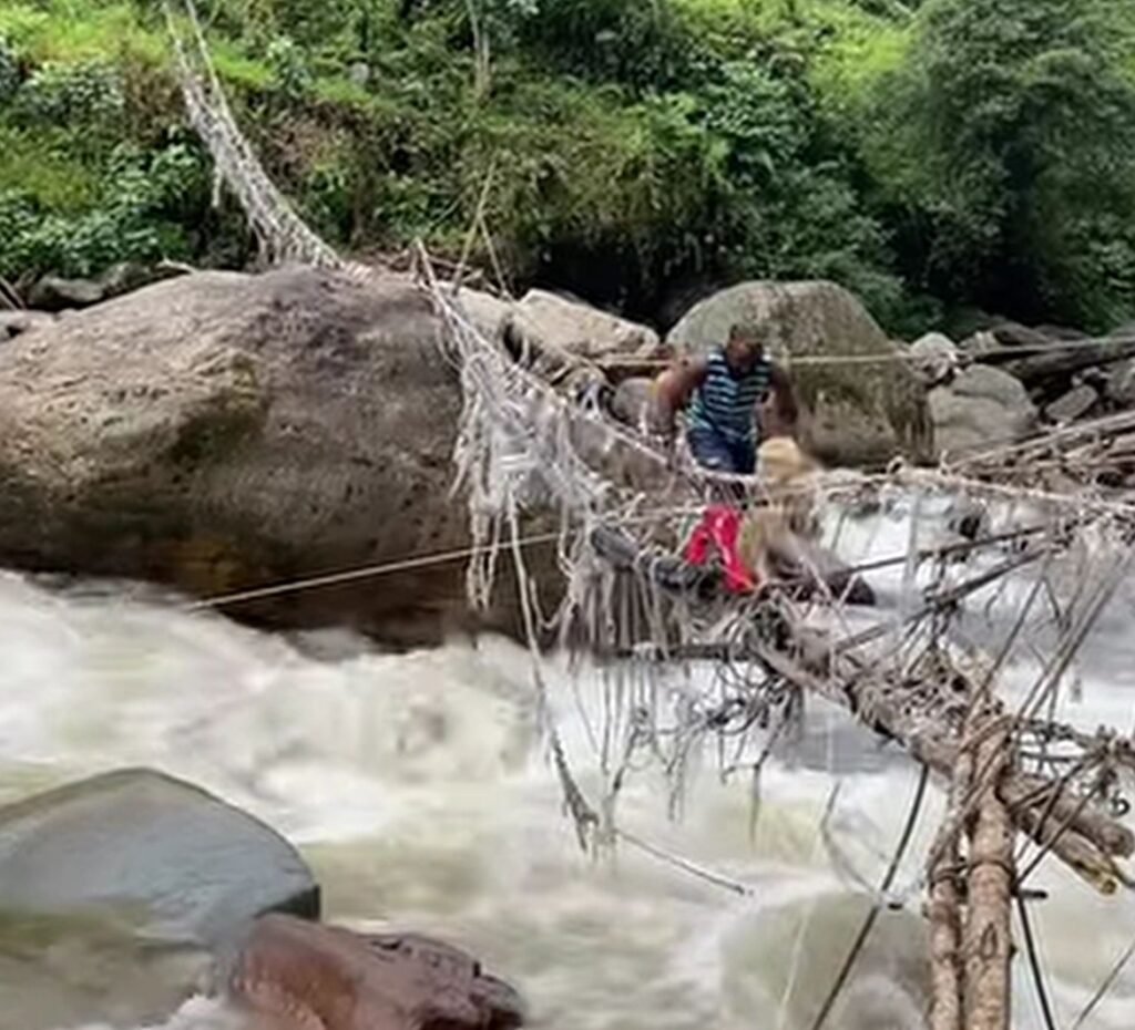 Tampak kondisi jembatan rapuh yang merupakan akses satu-satunya menuju Kampung Baluni, Jagamin, dan Wabra di Distrik Tembagapura, Mimika. (Foto: Dok. Puskesmas Aroanop)