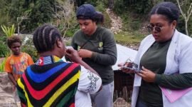 Tenaga kesehatan memberikan pelayanan kepada masyarakat di Ainggogin, Distrik Tembagapura, Mimika, Papua Tengah. (Foto: Dok. Puskesmas Aroanop)