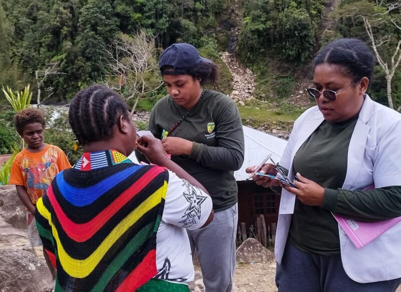 Tenaga kesehatan memberikan pelayanan kepada masyarakat di Ainggogin, Distrik Tembagapura, Mimika, Papua Tengah. (Foto: Dok. Puskesmas Aroanop)