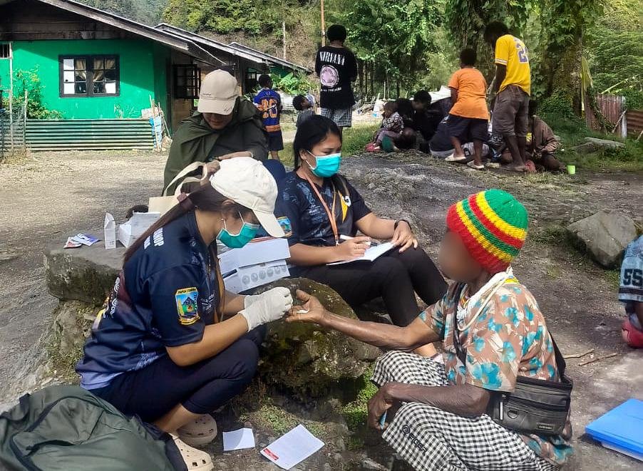 Tenaga kesehatan memberikan pelayanan kepada masyarakat di Wabra, Distrik Tembagapura, Mimika, Papua Tengah. (Foto: Dok. Puskesmas Aroanop)