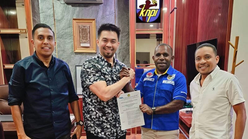 SK diserahkan langsung oleh Ketua Umum DPP KNPI, M. Ryano Panjaitan, kepada Ketua DPD KNPI Papua Tengah, Yustinus Tebai, di Jakarta, Senin (30/03/2026). (Foto: Istimewa)