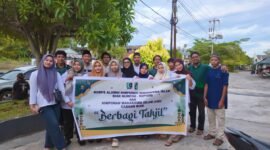 Kader HMI Cabang Biak membagikan takjil kepada pengendara di sejumlah ruas jalan Biak, Papua, Minggu, 1 Maret 2026