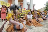 Lima warga Masyarakat Adat Malind menggugat izin kelayakan lingkungan hidup proyek pembangunan jalan sepanjang 135 kilometer di Merauke ke Pengadilan Tata Usaha Negara (PTUN) Jayapura, Kamis, 5 Maret 2026. Foto: Galeripapua/ Ikbal Asra