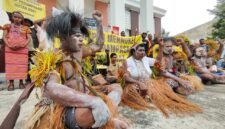 Lima warga Masyarakat Adat Malind menggugat izin kelayakan lingkungan hidup proyek pembangunan jalan sepanjang 135 kilometer di Merauke ke Pengadilan Tata Usaha Negara (PTUN) Jayapura, Kamis, 5 Maret 2026. Foto: Galeripapua/ Ikbal Asra