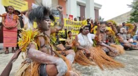Lima warga Masyarakat Adat Malind menggugat izin kelayakan lingkungan hidup proyek pembangunan jalan sepanjang 135 kilometer di Merauke ke Pengadilan Tata Usaha Negara (PTUN) Jayapura, Kamis, 5 Maret 2026. Foto: Galeripapua/ Ikbal Asra