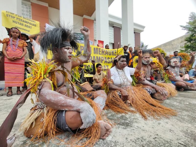 Lima warga Masyarakat Adat Malind menggugat izin kelayakan lingkungan hidup proyek pembangunan jalan sepanjang 135 kilometer di Merauke ke Pengadilan Tata Usaha Negara (PTUN) Jayapura, Kamis, 5 Maret 2026. Foto: Galeripapua/ Ikbal Asra