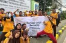 Anggota Pramuka SMK Negeri 3 Teknologi dan Rekayasa Jayapura berfoto bersama di depan spanduk kegiatan setelah aksi berbagi takjil di Kota Jayapura. Foto: Pramuka SMK Negeri 3 Teknologi dan Rekayasa Jayapura.